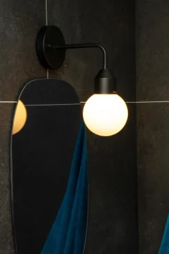 Aneta Lighting Badeværelsesbelysning Florens Sort/opalhvid