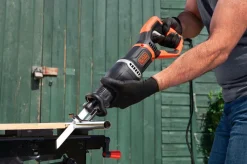 Outlet Black & Decker Bajonetsav 750W grenholder og to savklinger
