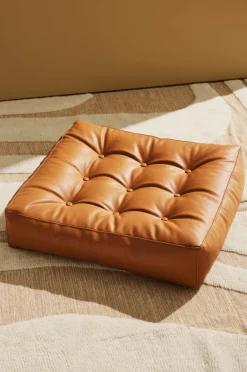 Outlet Pastill Luca gulvpude i vegansk læder 64x64x15 cm Cognacbrun PU